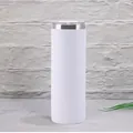 Vue rapprochée du fini blanc mat lisse sur un gobelet de sublimation en acier inoxydable de 20 oz - 600ml / Blanc