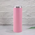 Vue détaillée d'un gobelet mince de 20oz en acier inoxydable rose mat avec couvercle - 600ml / Rose