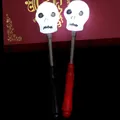 Halloween LED Totenkopf Leuchtstäbe mit roten und schwarzen Griffen für Partys - Blasgeformter Totenkopf-Federstab