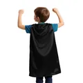 Vista trasera de un niño pequeño con una capa de superhéroe negra brillante para disfraz - Negro
