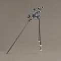 Elegant vintage metal hair pin with magnolia flower and pearl tassels in silver finish - Magnolia Tassel Style / Black Club