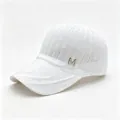 Primer plano de gorra de béisbol de malla tejida blanca con logotipo M de cristal - Adulto (Circunferencia ajustable 58cm) / Blanco