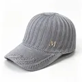 Detalle de la gorra de béisbol de malla gris transpirable decorada con logo M metálico - Adulto (Circunferencia ajustable 58cm) / Gris