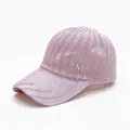 Primer plano de gorra de béisbol de malla transpirable de punto rosa con logo M plateado - Adulto (Circunferencia ajustable 58cm) / Rosa