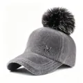 Vista detallada de gorra de béisbol de felpa gris con pompón de piel y logo M - Talla adulto (58CM ajustable) / Gris