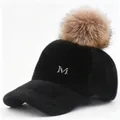 Vista detallada de una gorra de béisbol negra con un pompón grande de piel marrón - Talla adulto (58CM ajustable) / Gorro Negro con Pompon Camello