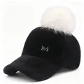 Detalle de gorra de béisbol negra peluda con pompón blanco y logotipo M plateado frontal - Talla adulto (58CM ajustable) / Gorro Negro con Pompon Blanco
