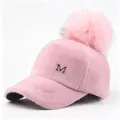 Detalle de una gorra de béisbol rosa de peluche con pompón y logotipo M - Talla adulto (58CM ajustable) / Rosa