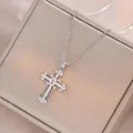 Elegante silberne Vintage-Kreuzkette mit funkelnden Zirkoniasteinen auf Schmuckkästchen - X3586 Stahlfarbene Kreuzhalskette - 2