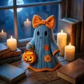 Detalle de un fantasma azul tejido con lazo naranja y calabaza para decoración otoñal. - Pequeño fantasma azul / 15cm (1,6cm espesor / Impresión Doble Cara)
