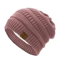 Dettaglio di un berretto in maglia rosa con fodera in pile bianco e toppa con stella - Stile semplice per adulti (B538) / Rosa Antico