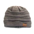 Détail d'un bonnet d'hiver en tricot gris avec un écusson en cuir superstar marron. - Gris foncé