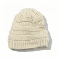 Dettaglio della trama di un berretto in maglia beige per il calore invernale e l'aperto - Stile semplice per adulti (B538) / Beige