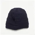 Texture détaillée du bonnet en tricot bleu marine pour la chaleur hivernale - Bleu marine