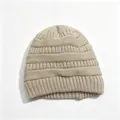 Détail de la texture de maille horizontale épaisse sur un bonnet d'hiver beige chaud - Kaki
