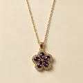 Detailweergave van gouden ketting met paarse vijfbladige kristallen bloem hanger - Vijfbladige Bloem Ketting / Paars