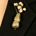 Elegante spilla creativa a forma di arachide dorata con fiori secchi per giacca - 24 Placcato in oro KC N-910