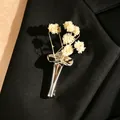 Elegante spilla a forma di vaso in argento con fiori secchi bianchi su un bavero nero. - 21 Placcato in oro bianco N-015