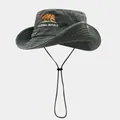 Vue détaillée d'un chapeau de pêcheur en coton lavé avec broderie California Republic - M (56-58cm) / Lettres d'Ours Vert Armée