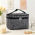 Borsa per cosmetici grigia capiente con stampa lettere SOIGNE e comodo manico superiore - Grigio