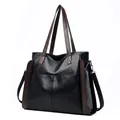 Vue de trois-quarts d'un grand sac cabas en cuir noir avec anses et bandoulière marron - Noir