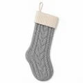 Grauer und cremefarbener gestrickter Weihnachtsstrumpf als Geschenkbeutel für die Dekoration - Grau-Weiß-Nähte (ML-M518B)