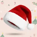 Klassische rot-weiße Plüsch-Weihnachtsmütze mit dickem Kunstpelzbesatz für Weihnachtsdeko - Rot