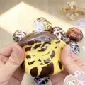 Nahaufnahme eines handgefertigten Schokoladen-Squishy-Balls zum Stressabbau beim Drücken - Mango-Knusper-Stil / 1 Stück