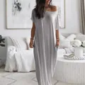 Vue d'une robe longue grise à épaules dénudées avec poches dans un salon chic. - S / Gris