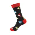 Detalle del patrón jacquard de pájaro animado en calcetín negro con detalles rojos - A789