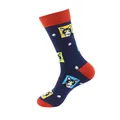 Vista detallada de calcetines azul marino con motivos jacquard de gatos de dibujos animados - A790