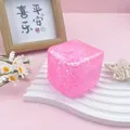 Primer plano detallado de un juguete antiestrés con forma de cubito de hielo rosa brillante - Rosa Sakura