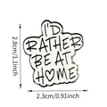 Gros plan détaillé du pin's émaillé 'I'D RATHER BE AT HOME' avec les spécifications - Style de Texte (C19-3-855) / Noir et Blanc