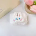 Primo piano di un polsino in peluche bianco con dettaglio viso di coniglio ricamato - 36-Coniglietto carino bianco (Cinturino singolo)