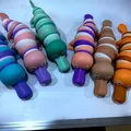 Detailansicht bunter Glieder-Schnabeltier-Fidget-Spielzeuge zum Stressabbau und Spielen. - Großer Schnabeltier-Stil / 25cm Länge