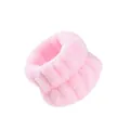 Primo piano della morbida consistenza dei polsini in flanella rosa per lavare il viso. - 68 - Rosa (Polsino singolo)
