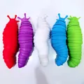 Nahaufnahme von fünf bunten Gelenkschnecken-Fidget-Spielzeugen zum Stressabbau - Spitzer Einfarbig (Verpackt) / 18.5cm Länge