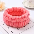 Primo piano del morbido polsino in peluche di flanella rosa per la cura del viso - 83 - Rosso chiaro (singolo cinturino)