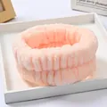 Dettaglio ravvicinato dei morbidi polsini in flanella rosa per lavare il viso e il sudore - 84 - Rosa scuro (singolo cinturino)