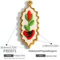 Pendentif ovale en acier inoxydable avec broderie détaillée de cœur et fleur rouge - Style de Broderie Fleur Rouge Feuilles Vertes Ovale Ondulé (PJ93971)