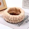 Dettaglio del polsino in morbida flanella beige per il lavaggio del viso e la skincare - 88 - Giallo caffè (singolo cinturino)