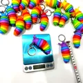 Detaillierte Ansicht des Regenbogen-Schnecken-Fidget-Spielzeugs mit Gewichts- und Maßangaben - Spitzer Bunter Schlüsselanhänger-Stil / 8cm Länge / Regenbogen