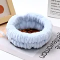 Vista dettagliata del morbido polsino in flanella di peluche azzurro per lavare il viso - 89 - Blu chiaro (singolo cinturino)