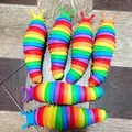 Sammlung von artikulierten Regenbogen-Schnecken-Fidget-Spielzeugen auf Holzfläche - Spitz Regenbogenstil (Ohne Verpackung) / 18.5cm Länge