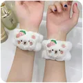Morbidi polsini in peluche a forma di orso bianco per lavaggio viso con fragola rosa - 31-Orso fragola bianco (Cinturino singolo)
