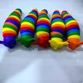Fünf regenbogenfarbene segmentierte Schnecken-Fidget-Spielzeuge in leuchtenden Farben auf weiß - Großer Fuchs Stil / 19cm Länge