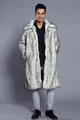 Vue d'un homme posant avec un long manteau en fausse fourrure grise en studio - S / Hauts / Renard des Neiges