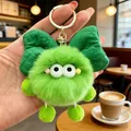Dettaglio macro di un simpatico portachiavi in peluche elfo verde con un grande fiocco - Fiocco Verde