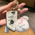 Dettaglio della cover bianca per chiave auto con pompon in peluche e fiocco rosa - Coniglio Bianco