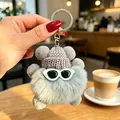 Portachiavi peluche sprite di fuliggine grigio con berretto e occhiali. - Ciondoli a pallina di fuliggine grigi